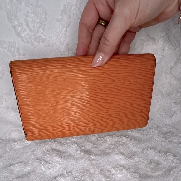 LOUIS VUITTON • MANDARIN EPI • INTERNATIONAL TRIFOLD WALLET - Picture 5 of 10